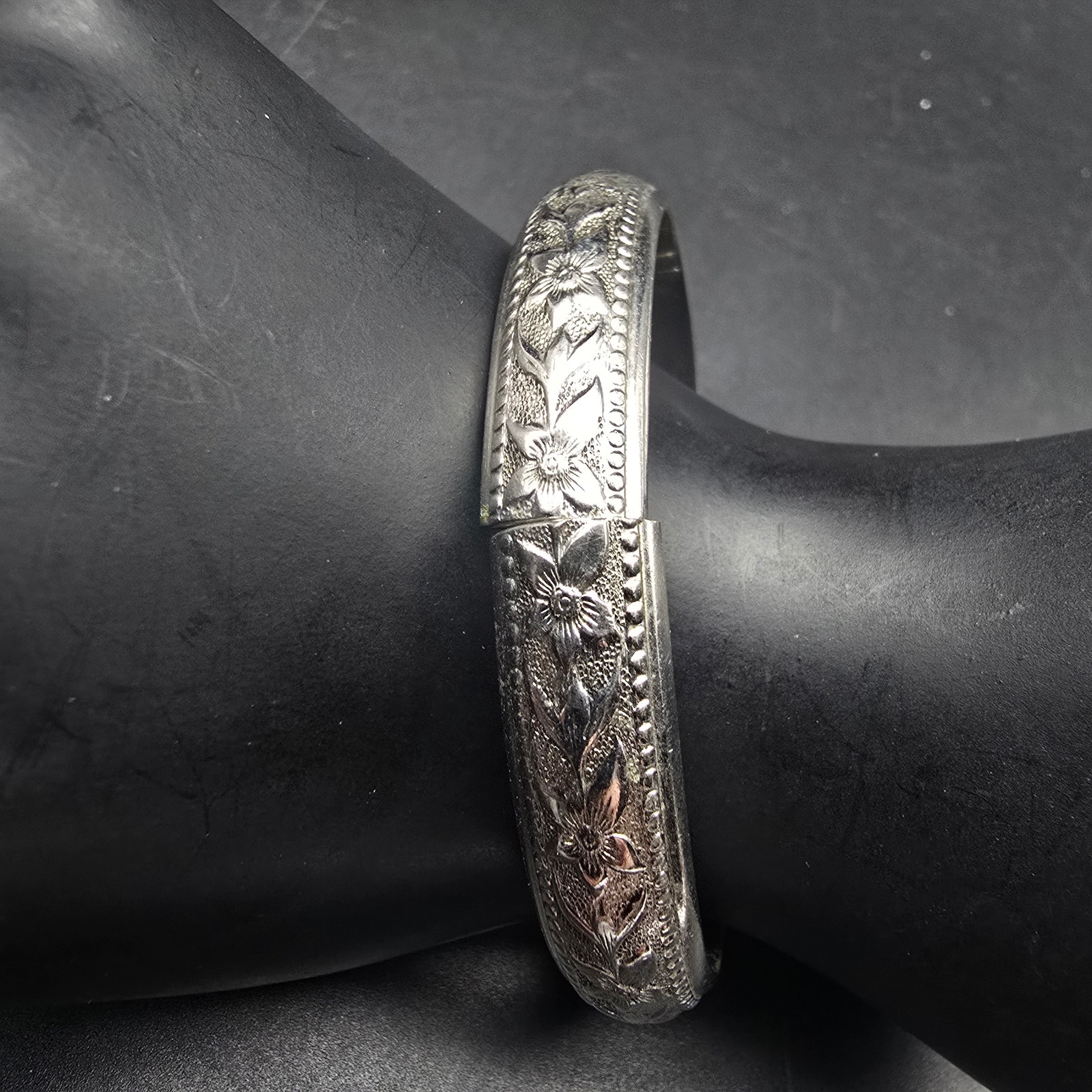 Whiting & Davis Silver Tone Floral Bangle Bracelet Hinged Vintage Jewelry